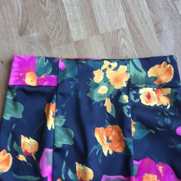 Skirt - Picture 2 of 7